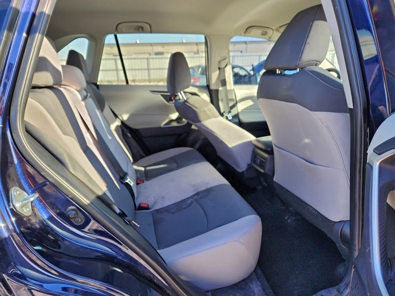2021 TOYOTA RAV4 XLE photo 11