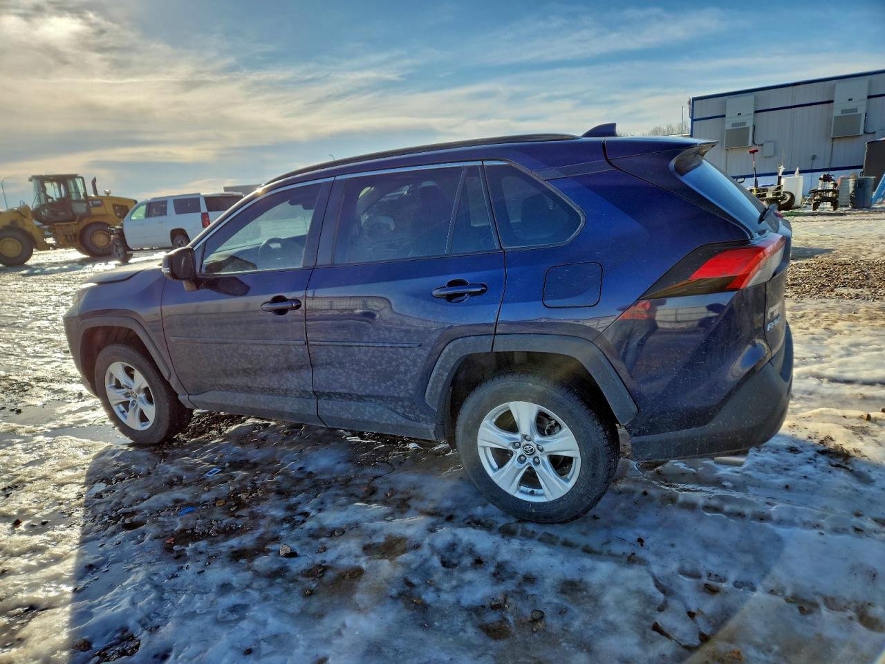 2021 TOYOTA RAV4 XLE photo 2