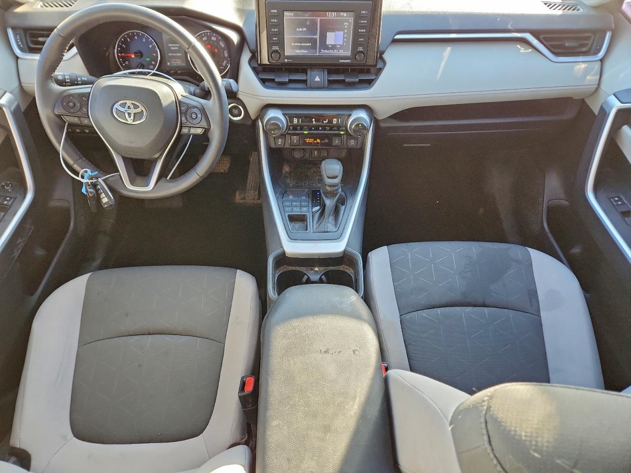 2021 TOYOTA RAV4 XLE photo 8