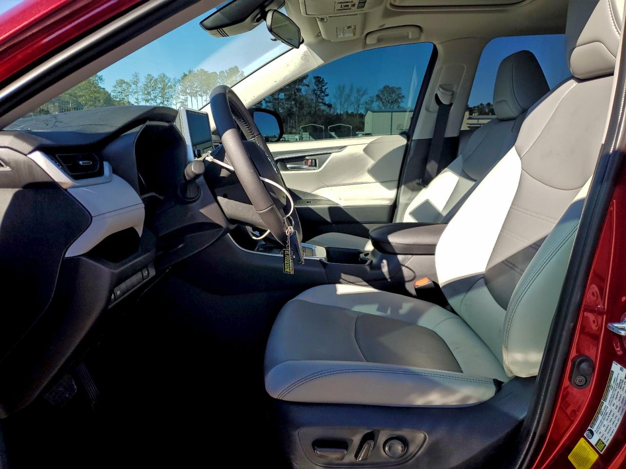 2025 TOYOTA RAV4 XLE PREMIUM photo 7