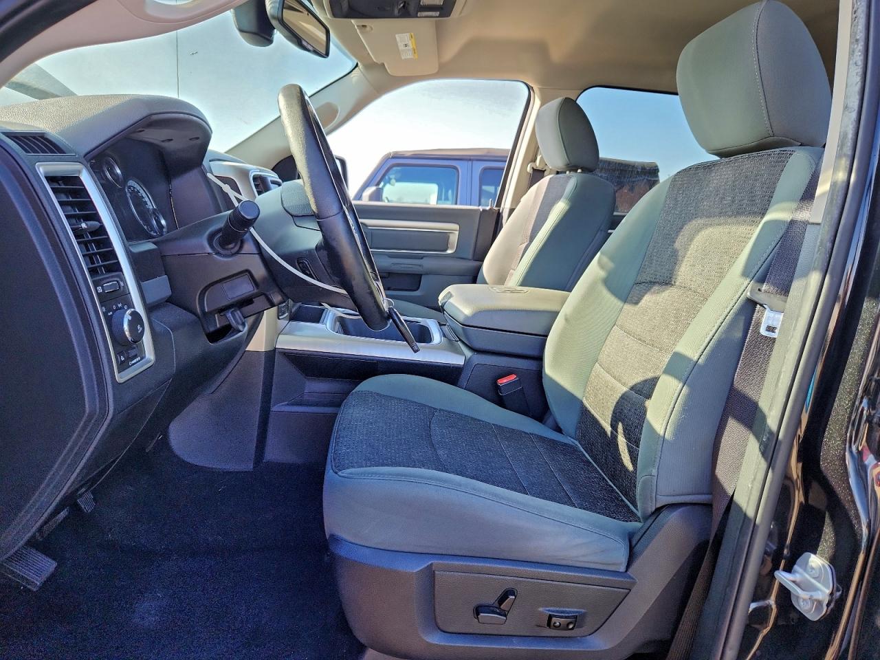 2016 RAM 1500 SLT photo 7