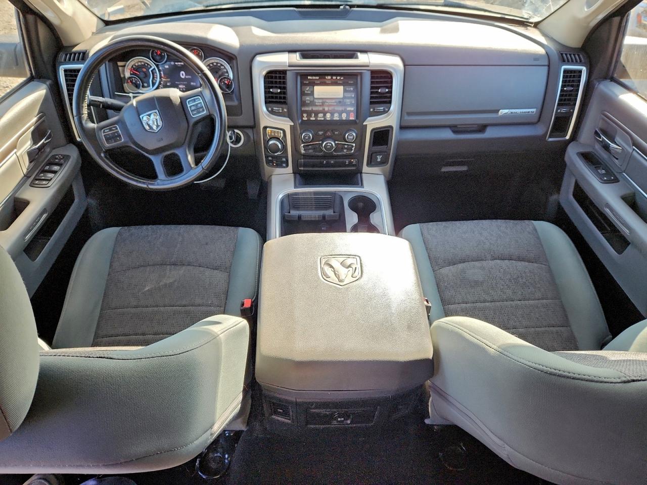 2016 RAM 1500 SLT photo 8