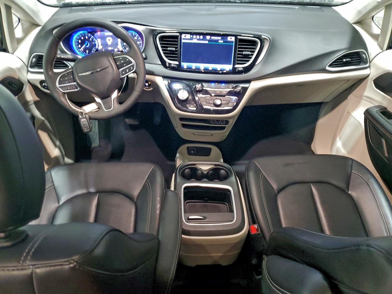 2024 CHRYSLER PACIFICA TOURING L photo 8