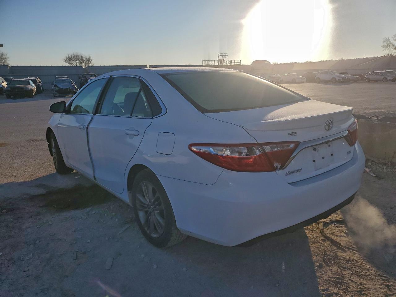 2015 TOYOTA CAMRY LE photo 2