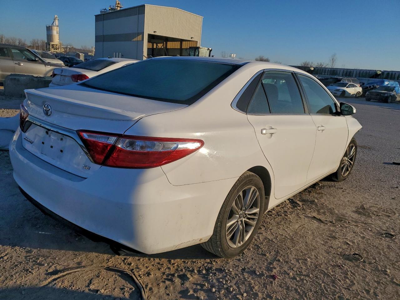 2015 TOYOTA CAMRY LE photo 3