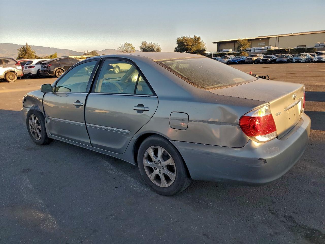 2005 TOYOTA CAMRY LE photo 2