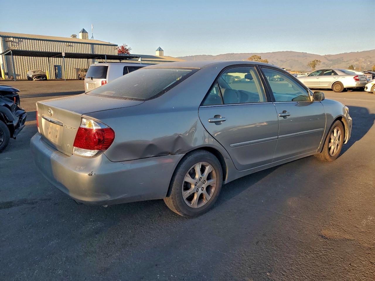 2005 TOYOTA CAMRY LE photo 3