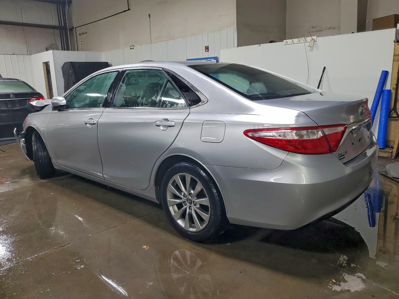 2015 TOYOTA CAMRY LE photo 2