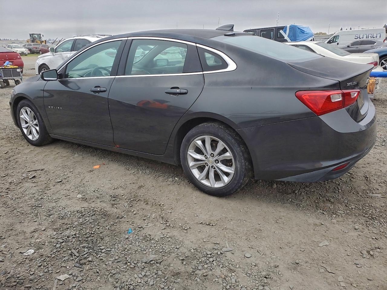 2017 CHEVROLET MALIBU LT photo 2