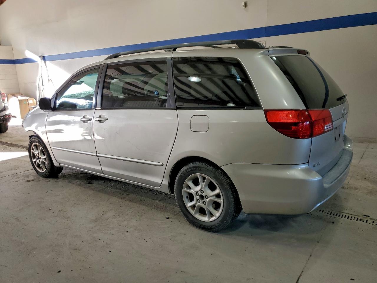2004 TOYOTA SIENNA XLE photo 2