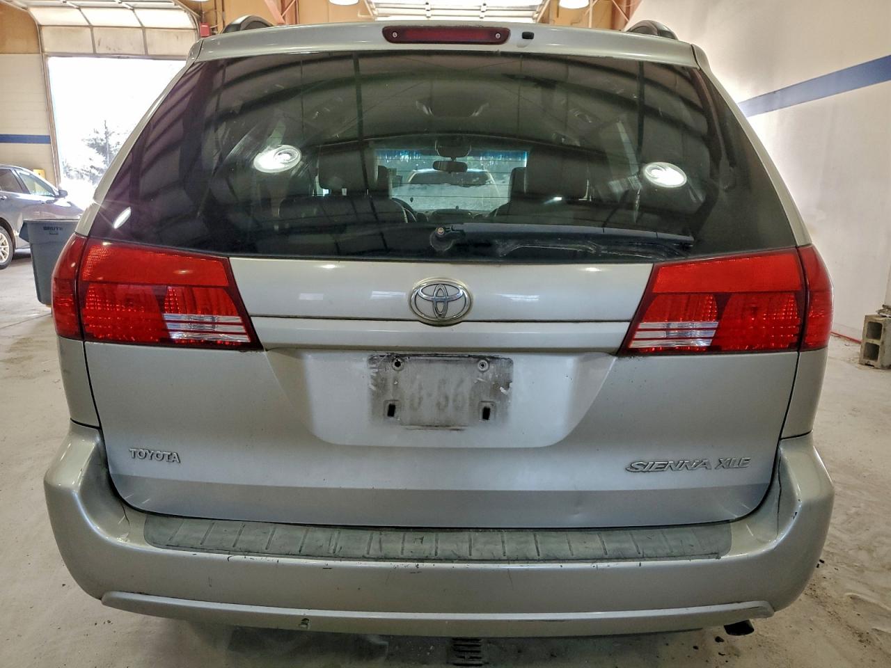 2004 TOYOTA SIENNA XLE photo 6