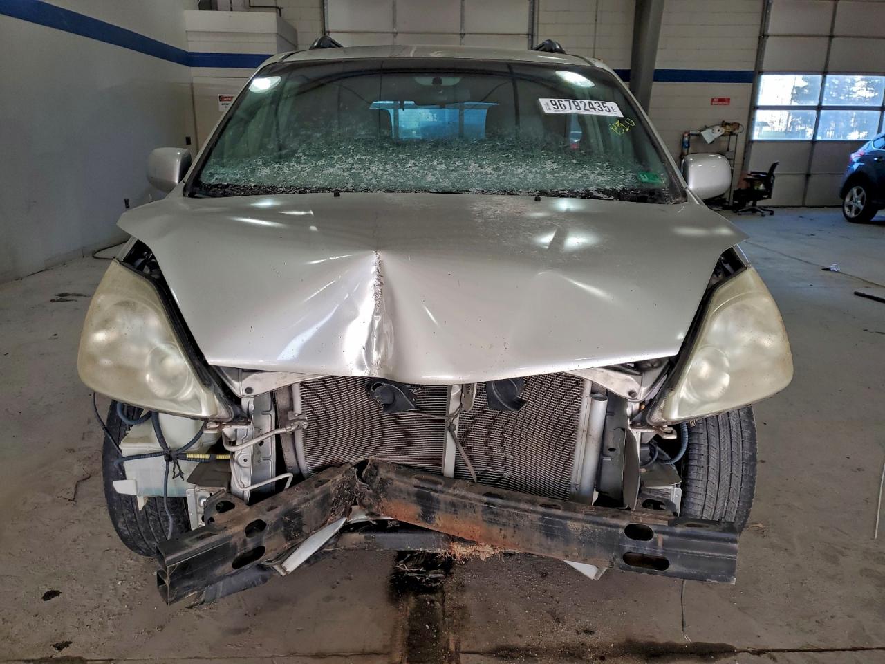 2004 TOYOTA SIENNA XLE photo 5