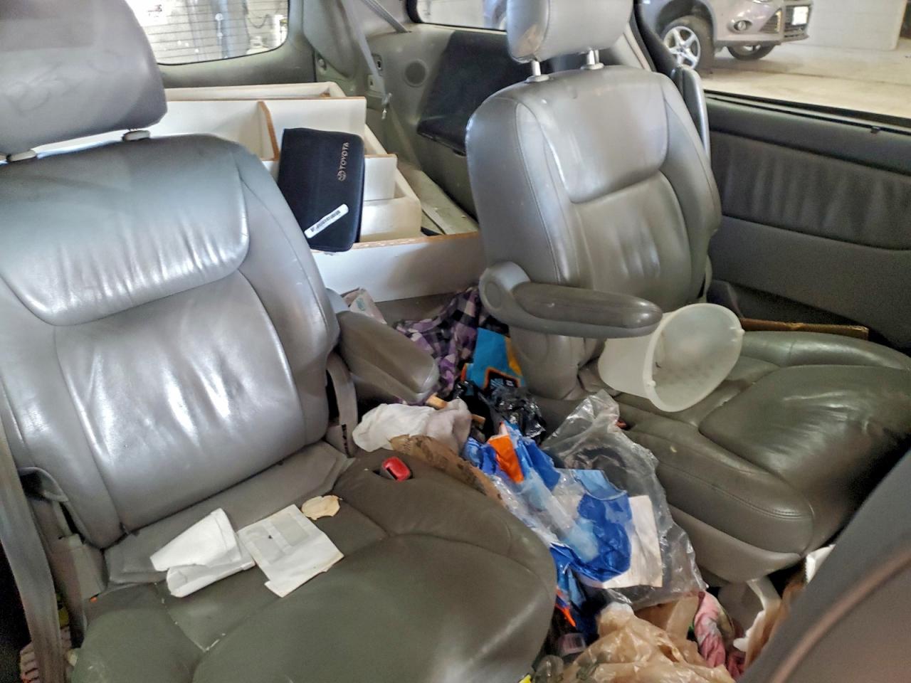 2004 TOYOTA SIENNA XLE photo 11