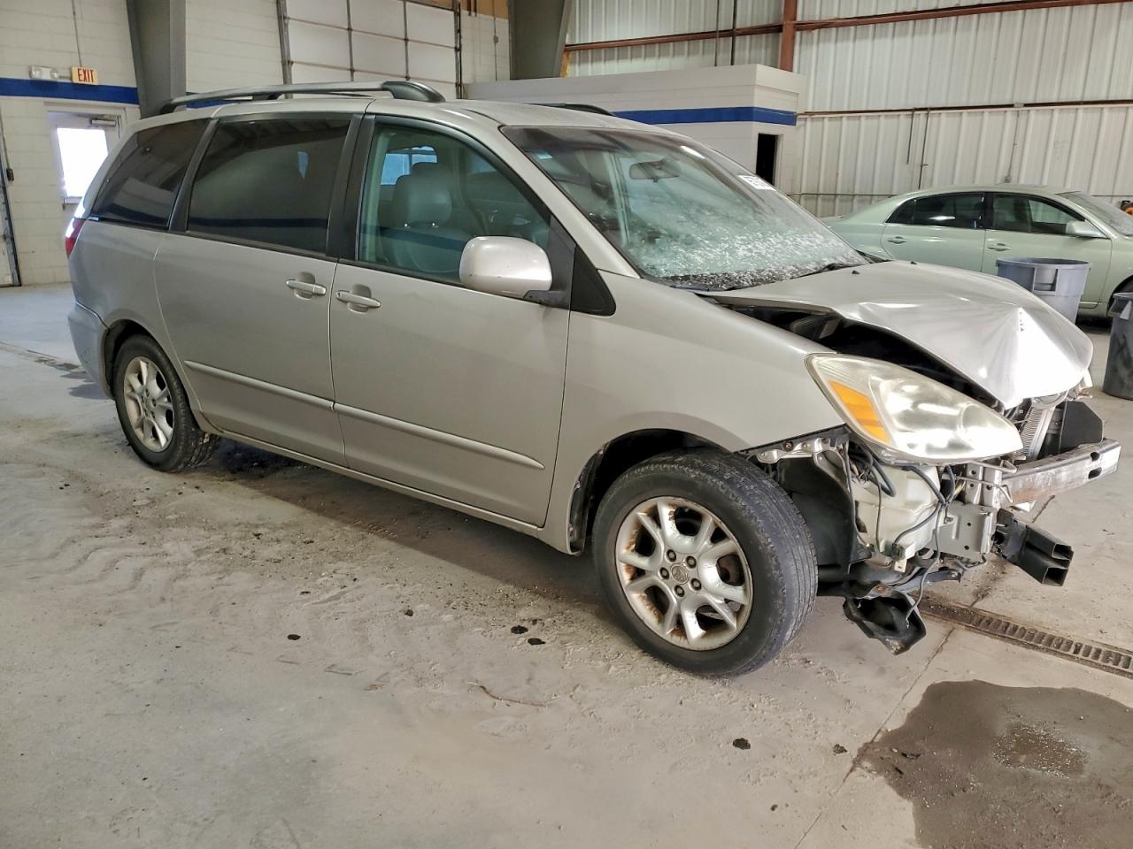 2004 TOYOTA SIENNA XLE photo 4