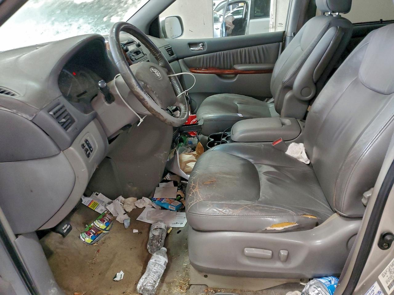 2004 TOYOTA SIENNA XLE photo 7