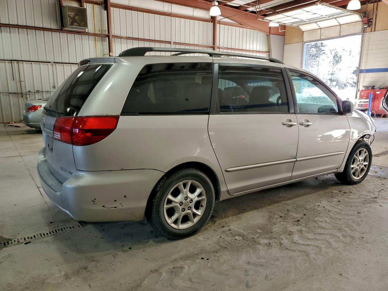 2004 TOYOTA SIENNA XLE photo 3