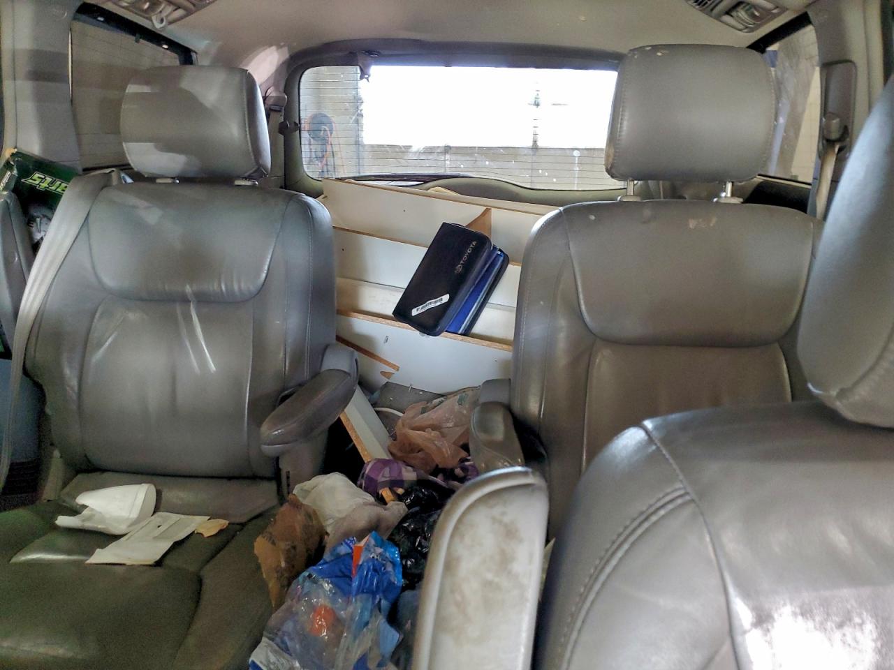 2004 TOYOTA SIENNA XLE photo 10