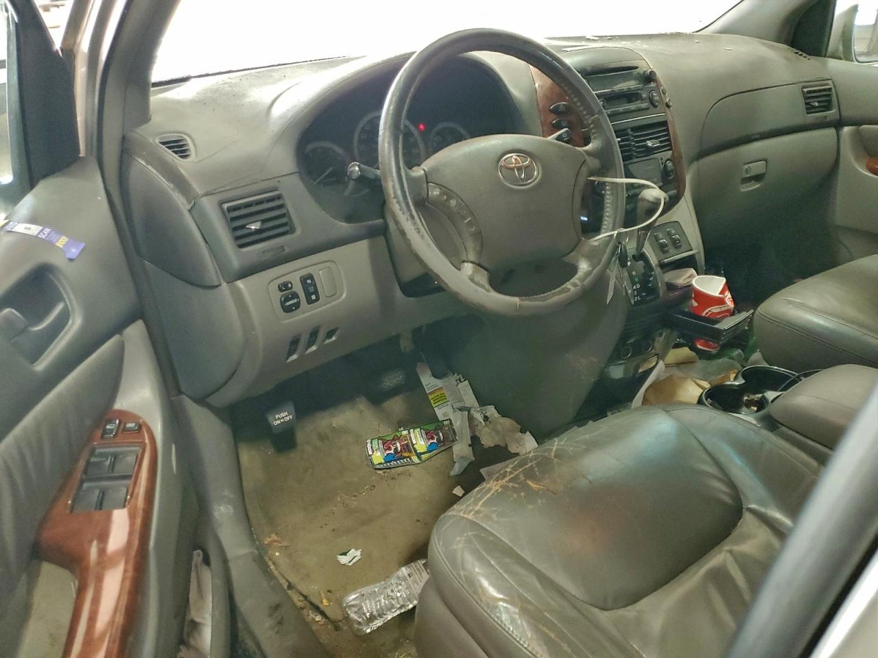 2004 TOYOTA SIENNA XLE photo 8