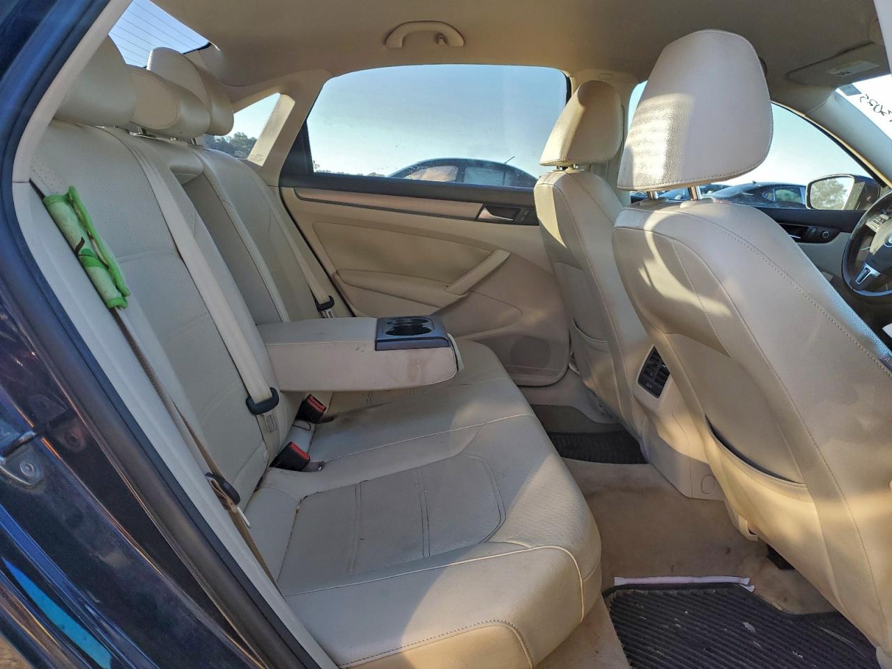 2014 VOLKSWAGEN PASSAT SE photo 10