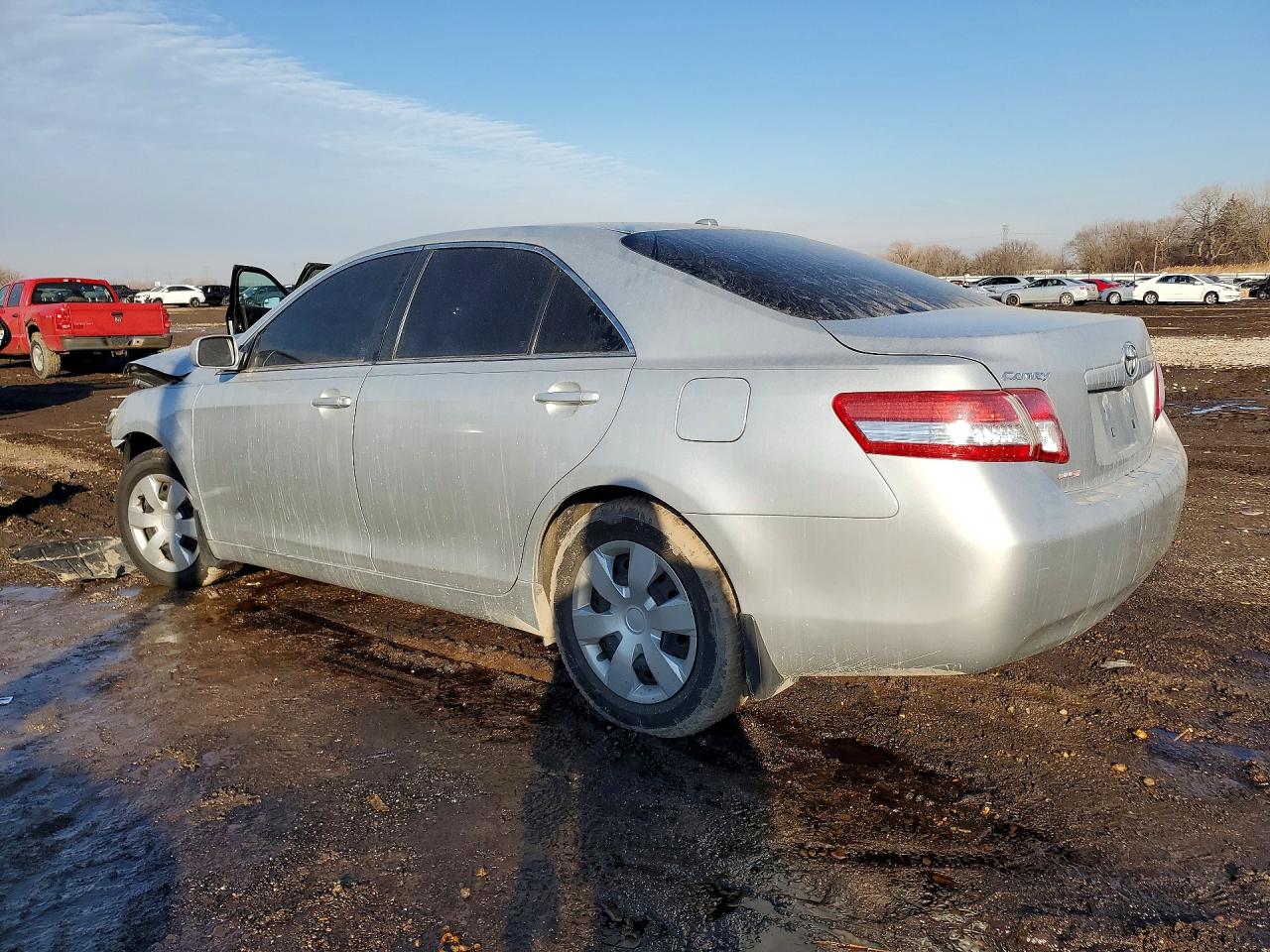 2010 TOYOTA CAMRY LE photo 3