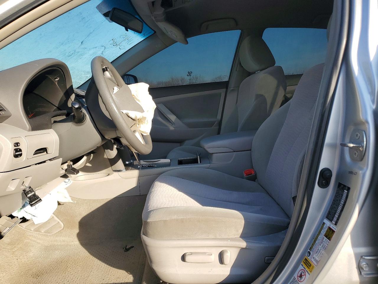 2010 TOYOTA CAMRY LE photo 13