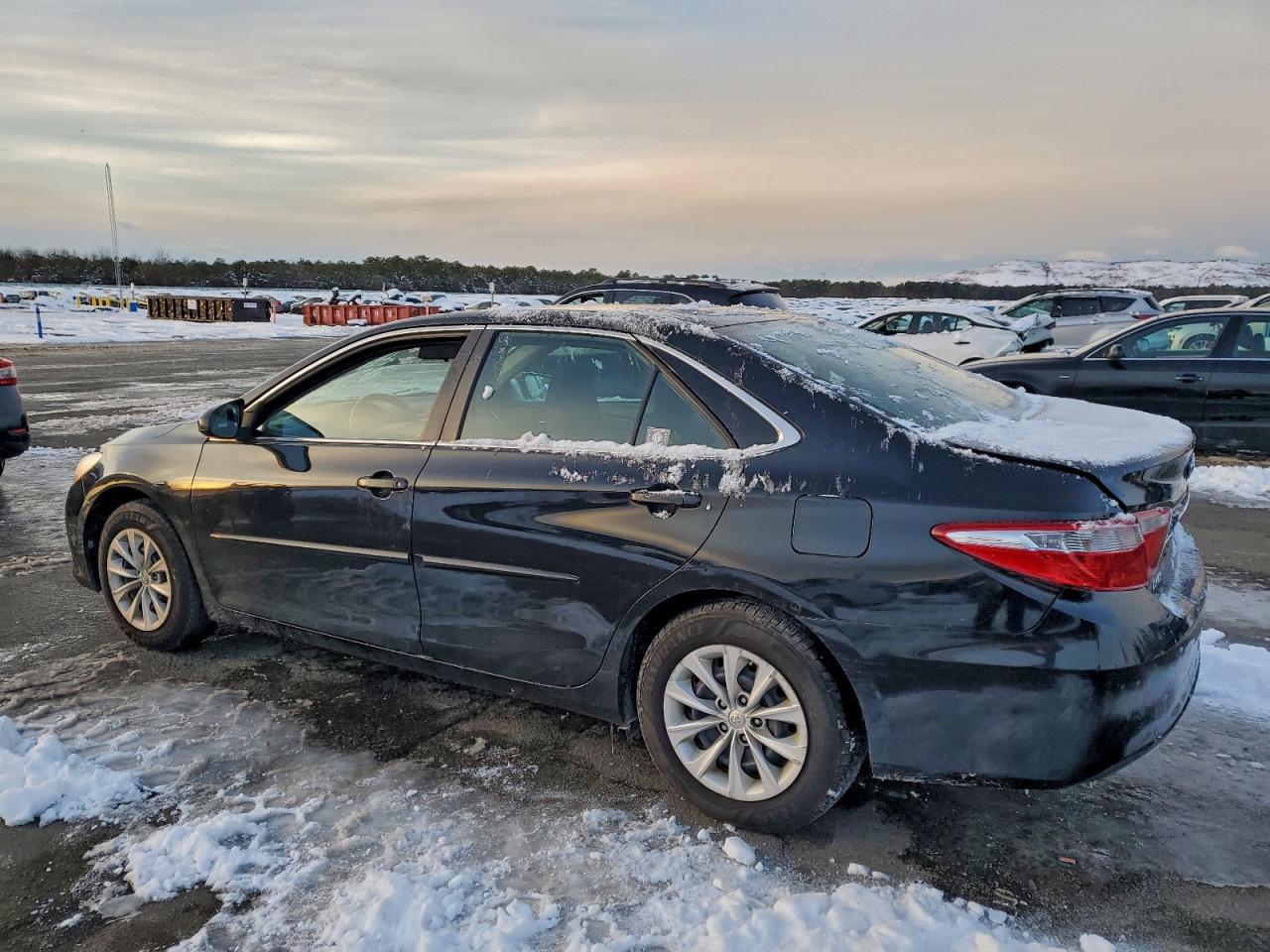 2016 TOYOTA CAMRY LE photo 2