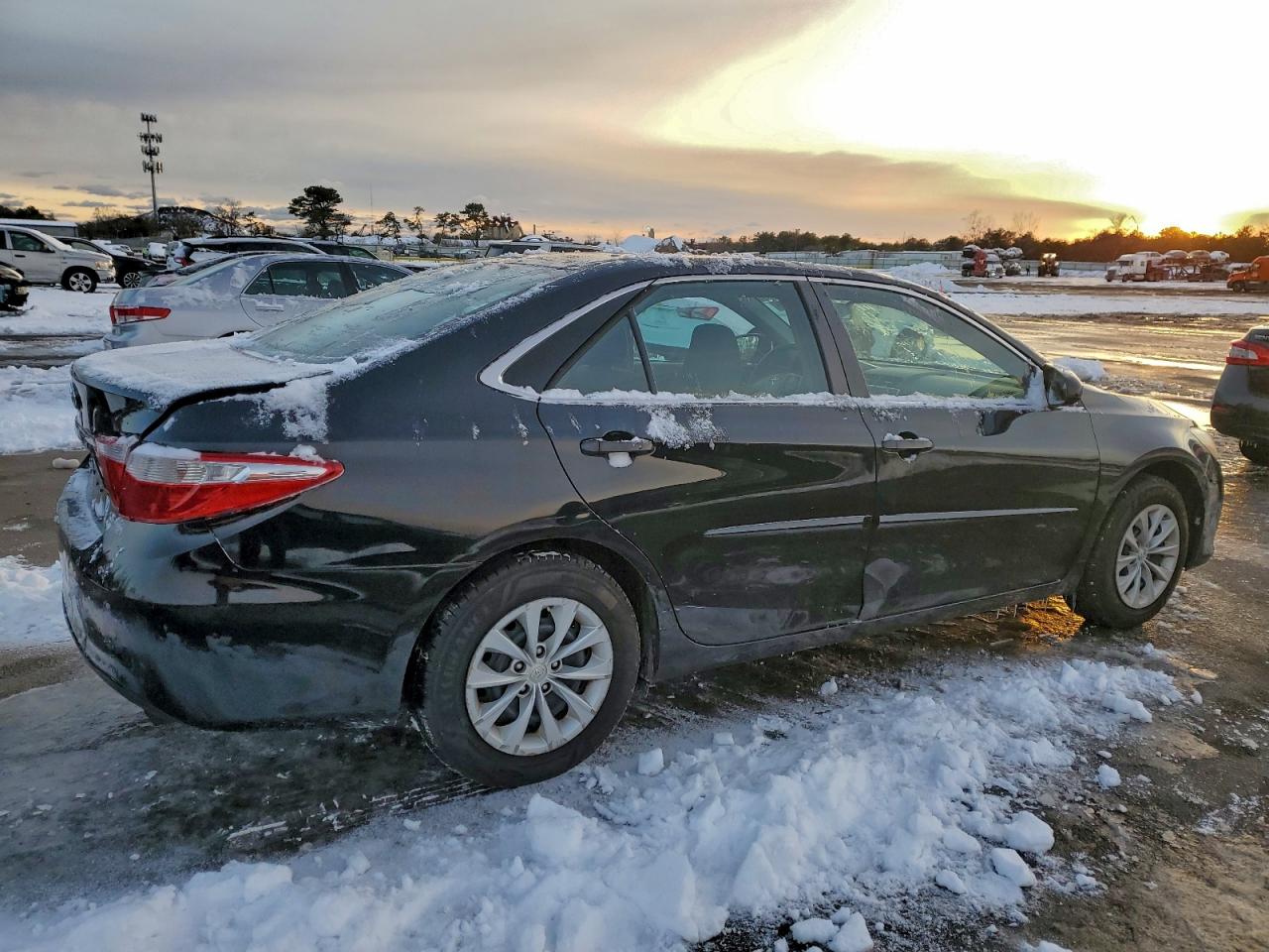 2016 TOYOTA CAMRY LE photo 3