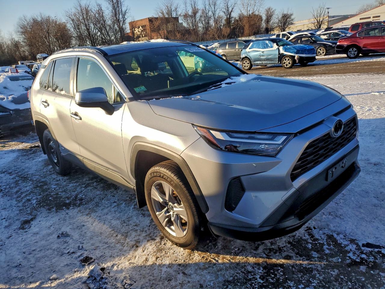 2025 TOYOTA RAV4 XLE photo 4