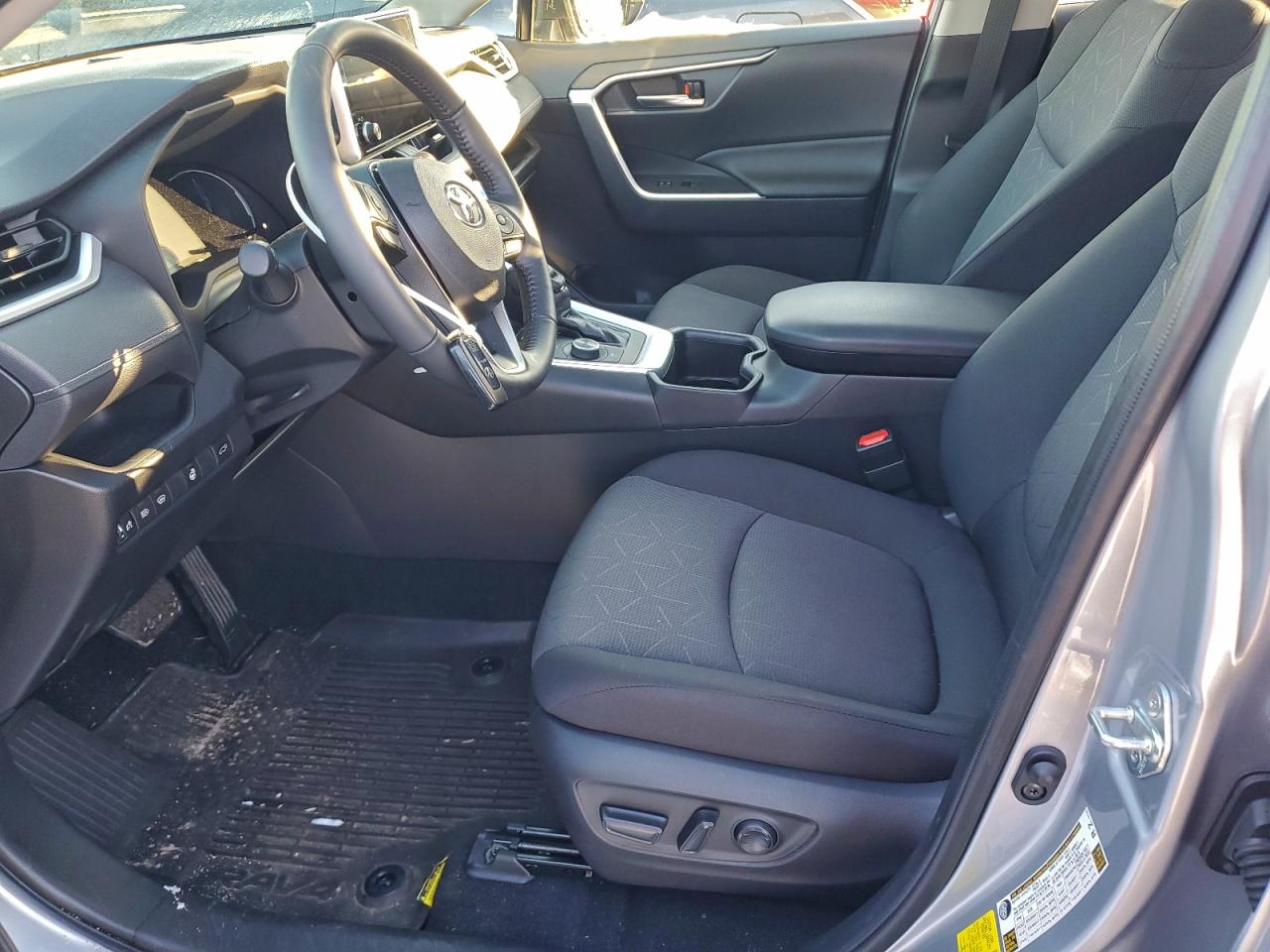 2025 TOYOTA RAV4 XLE photo 7