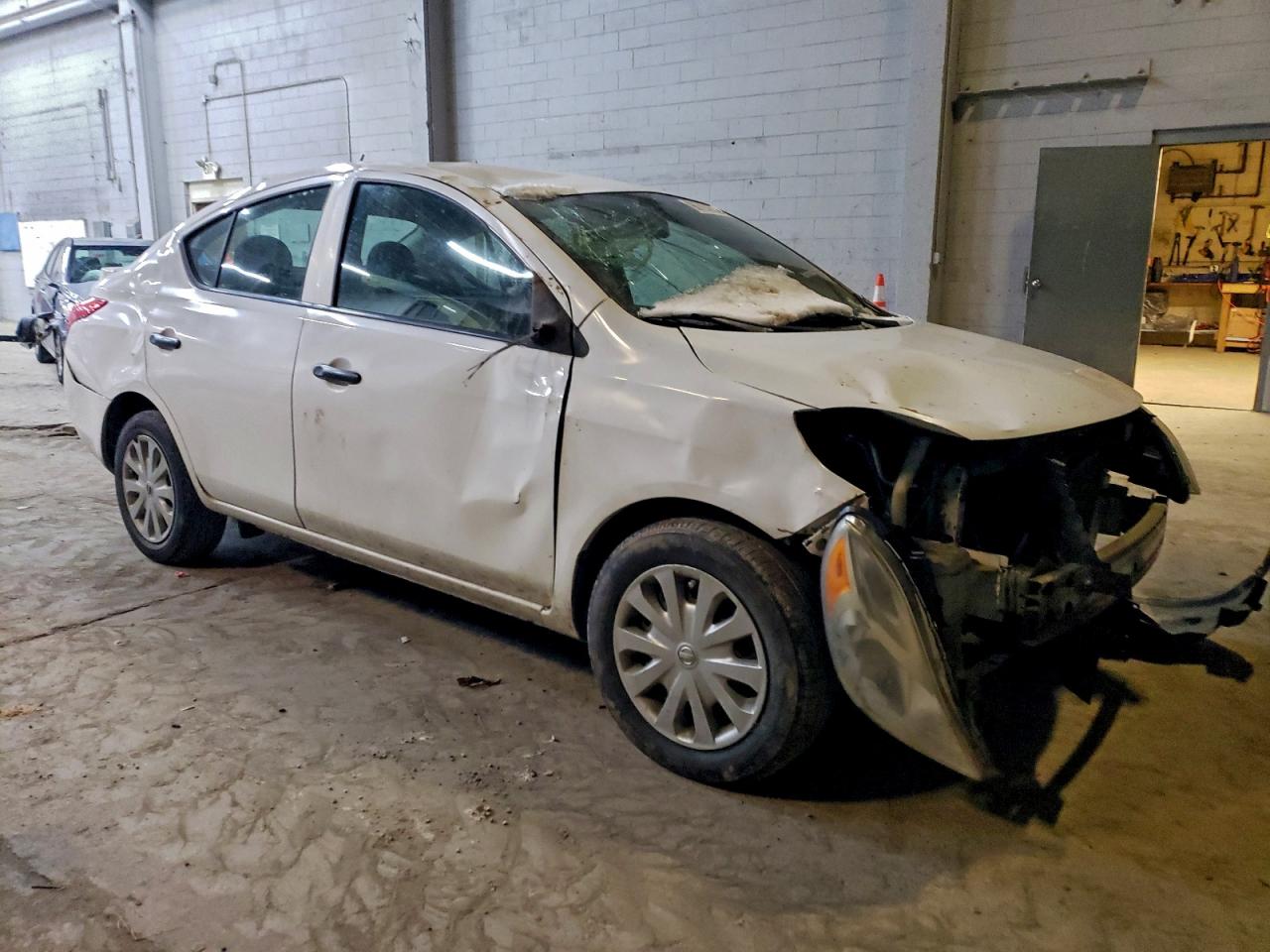 2014 NISSAN VERSA S photo 4