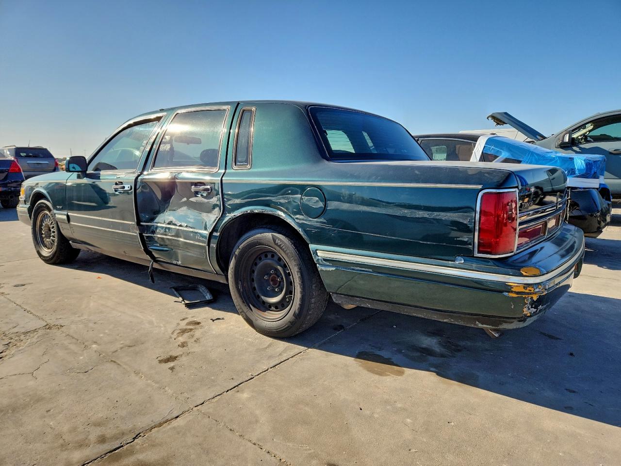 1996 LINCOLN TOWN CAR SIGNATURE photo 2