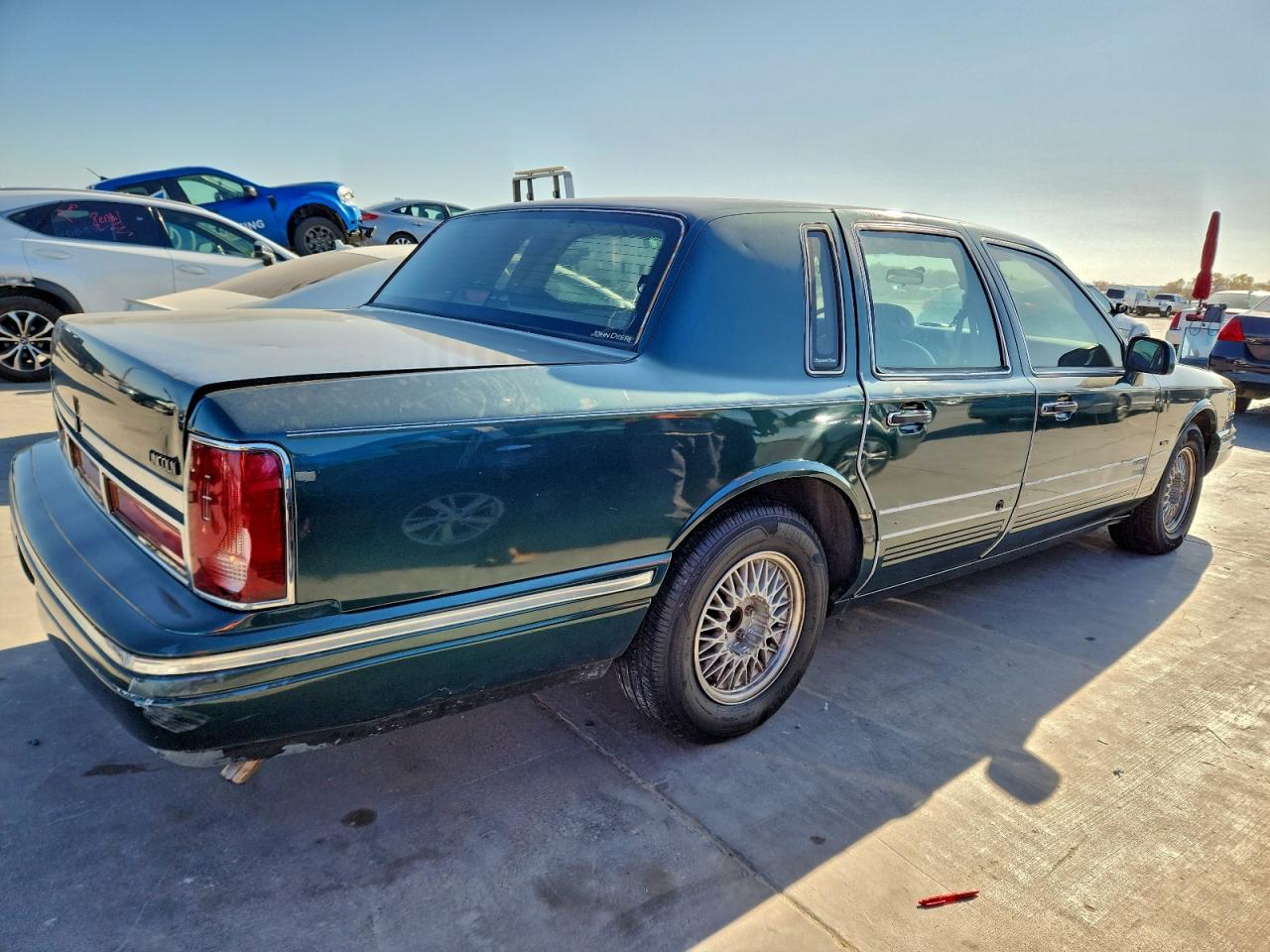 1996 LINCOLN TOWN CAR SIGNATURE photo 3