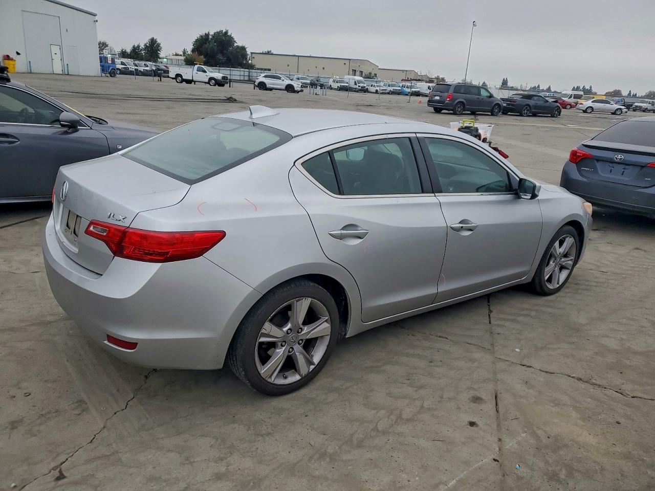 2013 ACURA ILX 20 TECH photo 3
