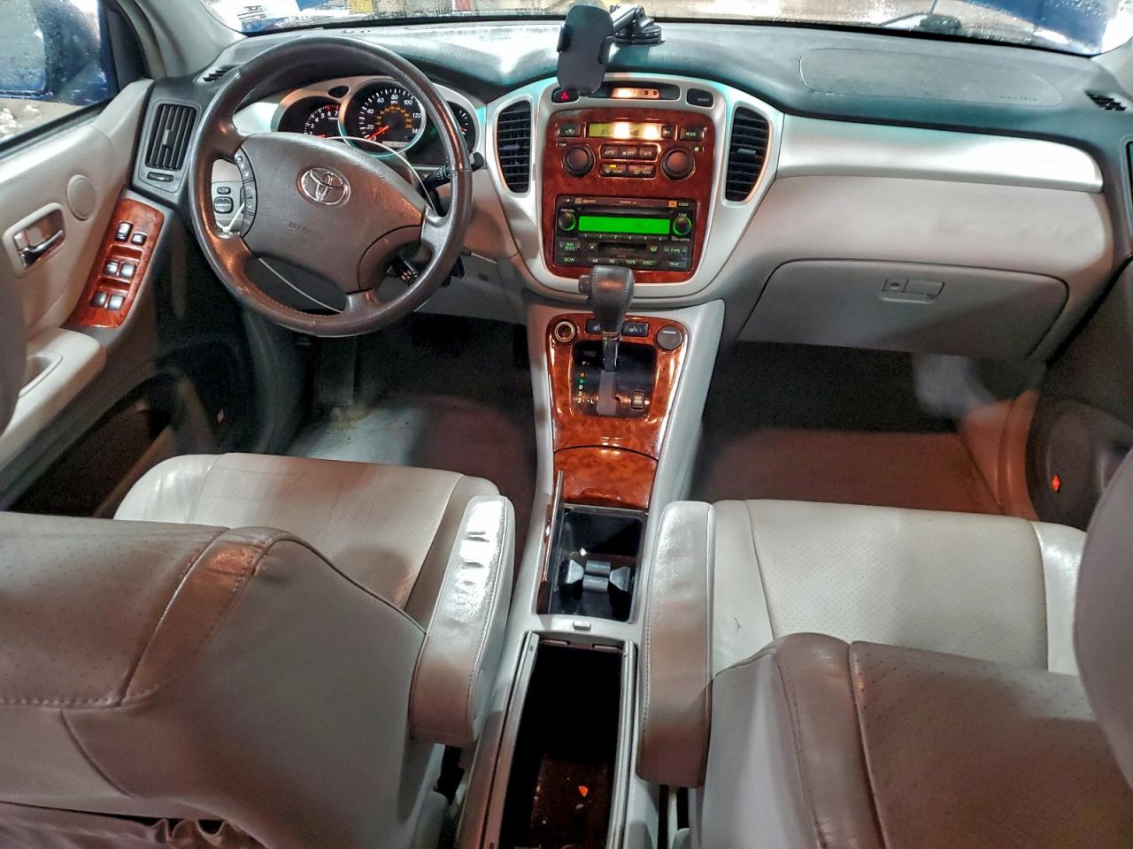 2004 TOYOTA HIGHLANDER photo 8