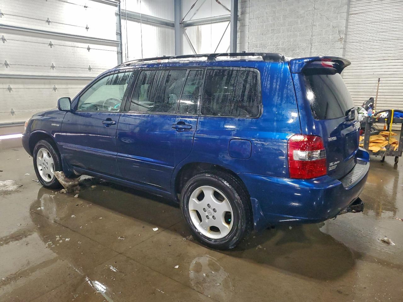 2004 TOYOTA HIGHLANDER photo 2