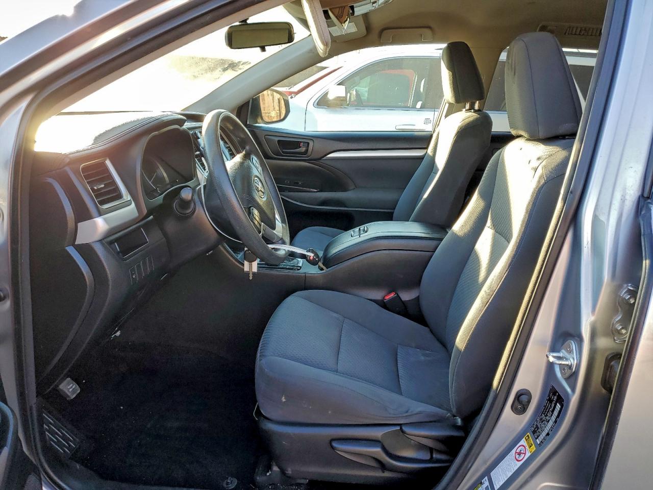 2016 TOYOTA HIGHLANDER LE photo 7