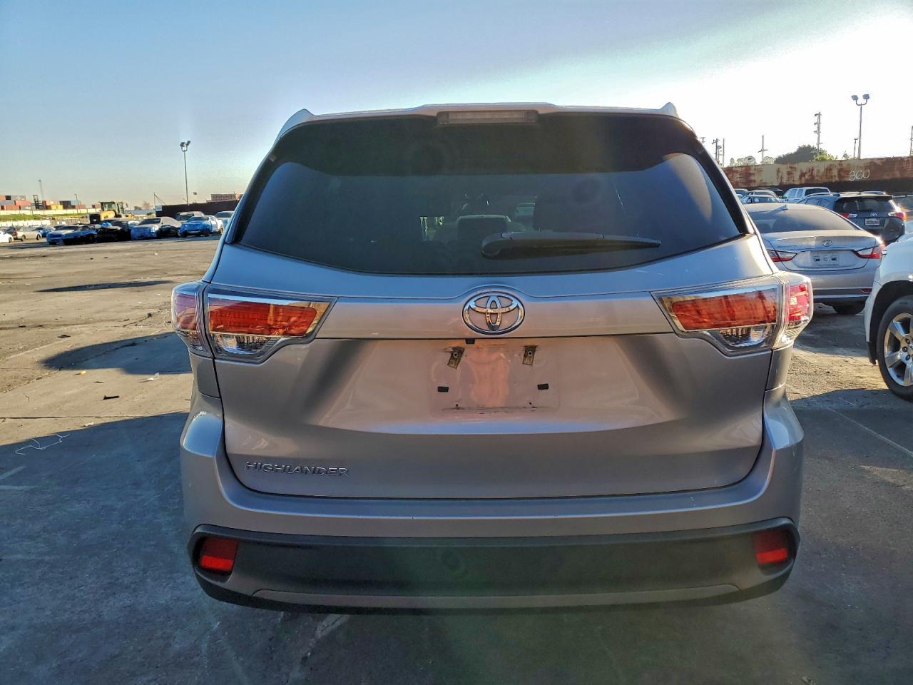 2016 TOYOTA HIGHLANDER LE photo 6