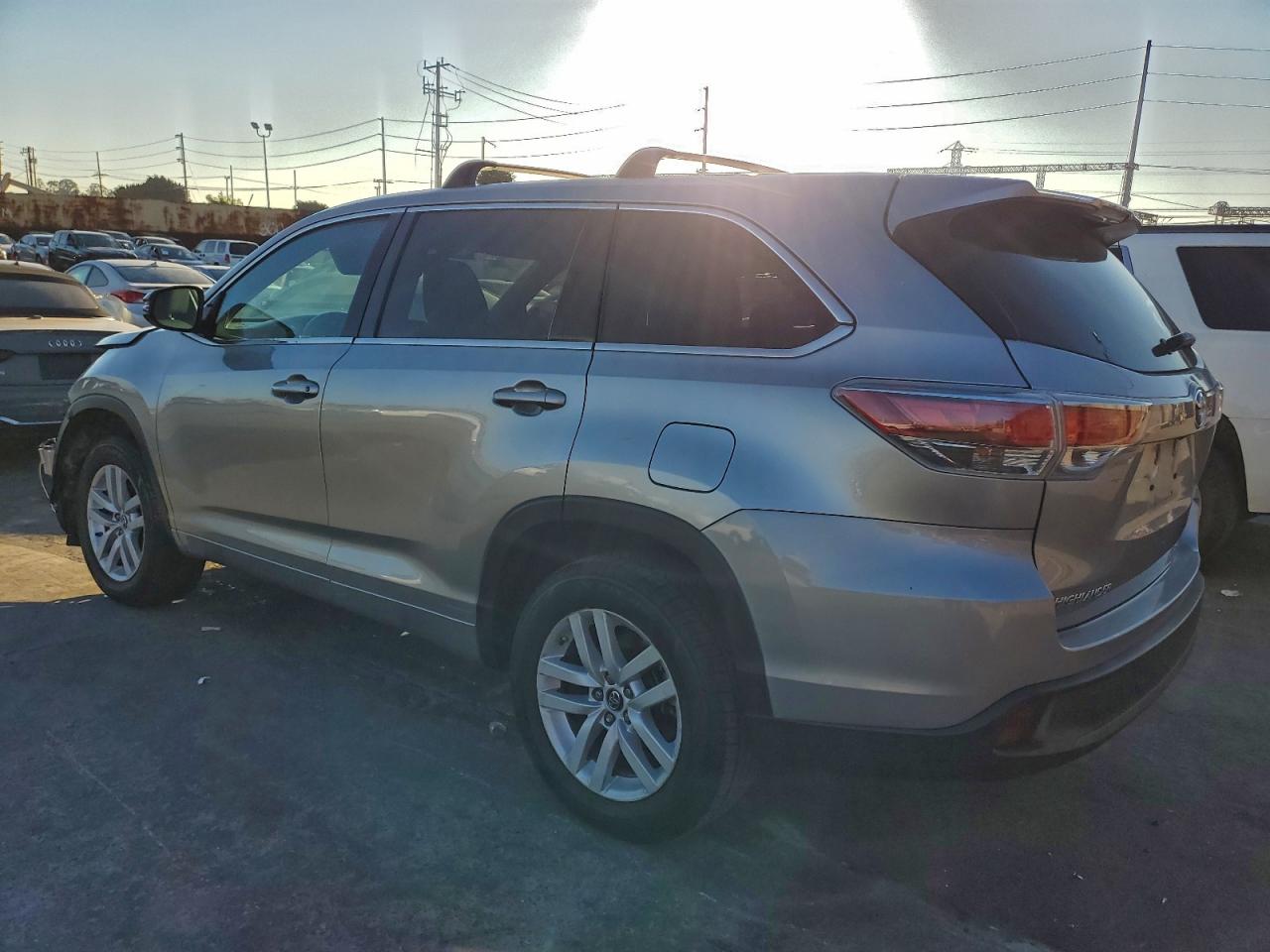 2016 TOYOTA HIGHLANDER LE photo 2