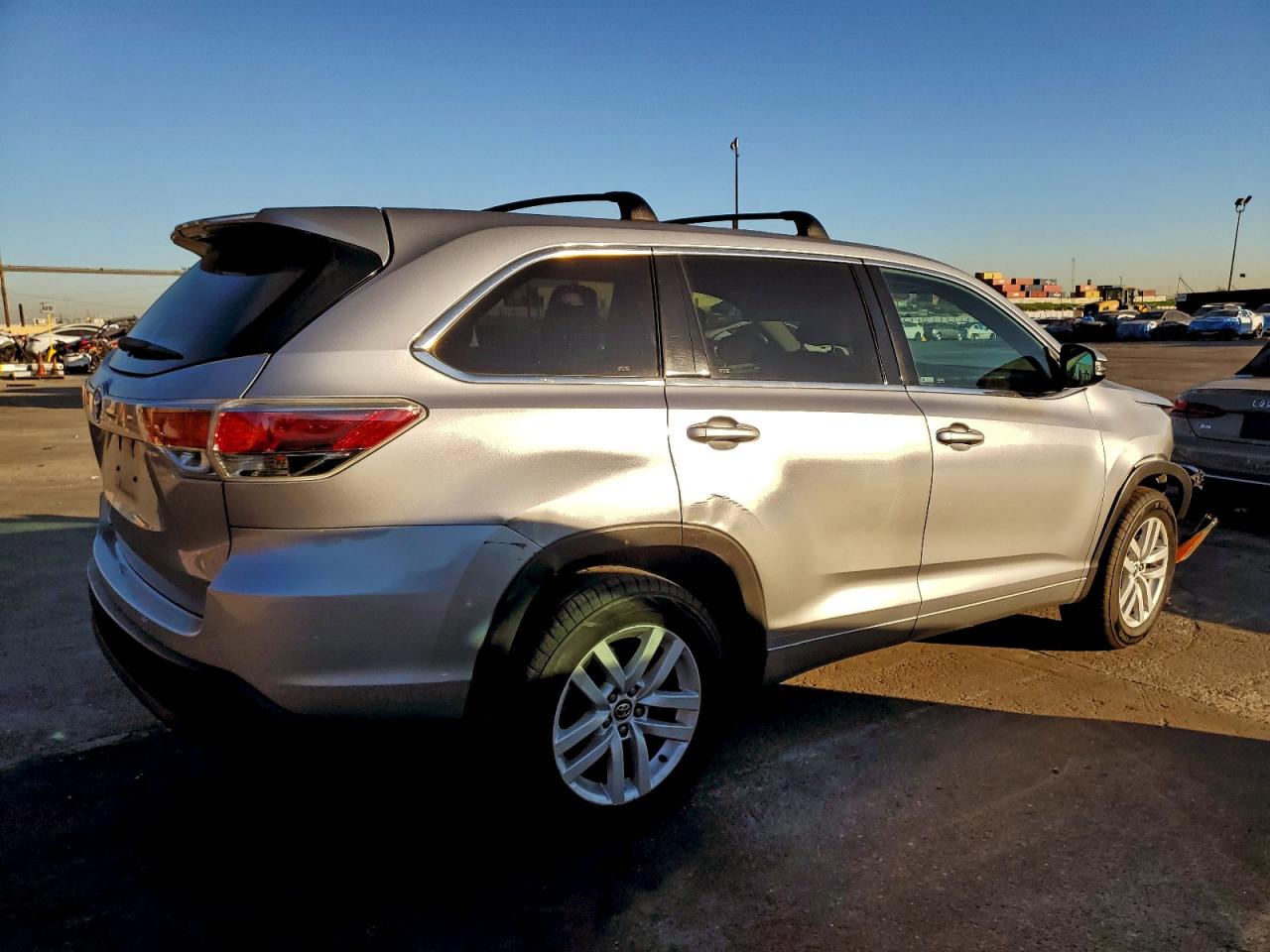 2016 TOYOTA HIGHLANDER LE photo 3