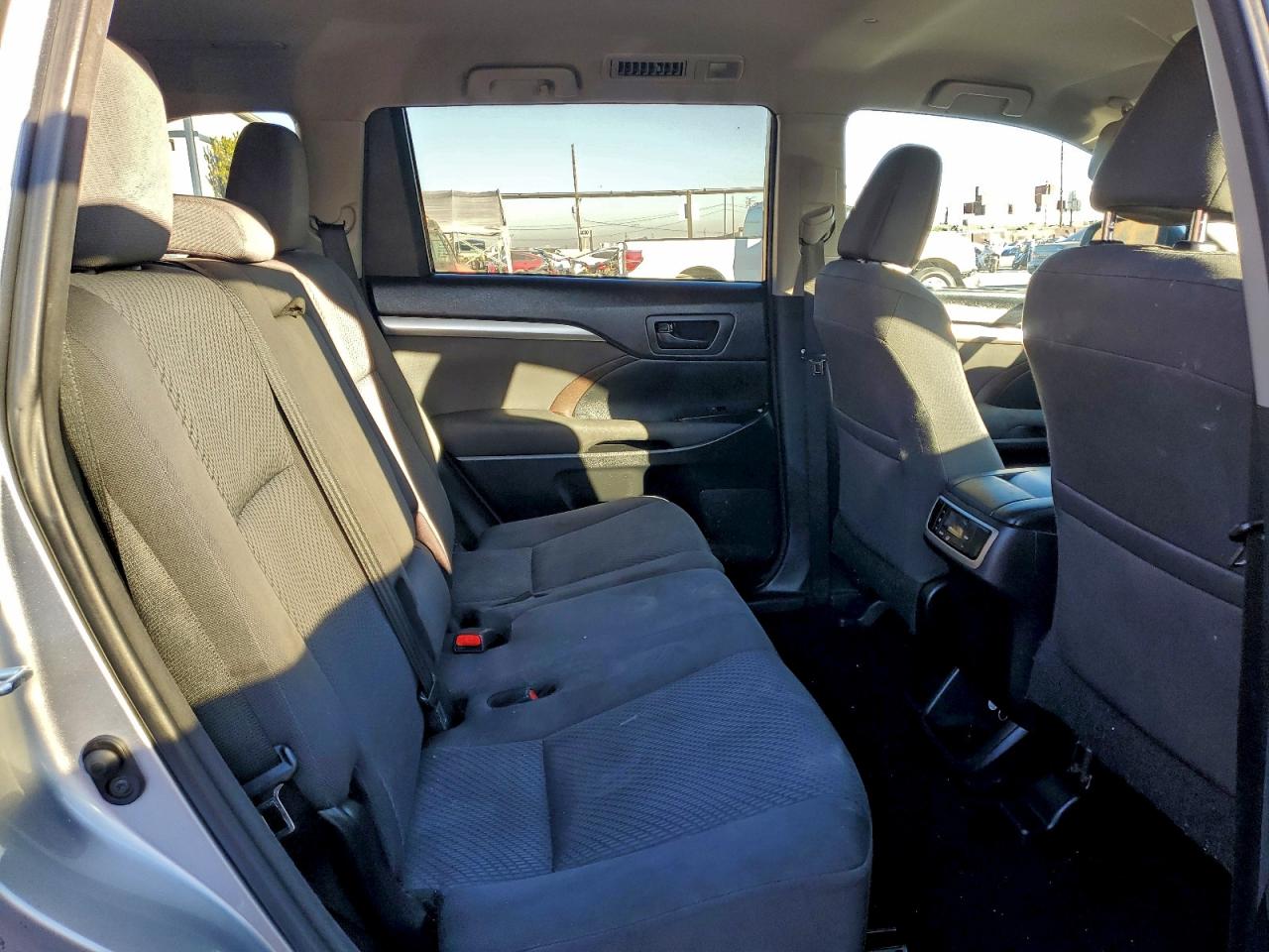 2016 TOYOTA HIGHLANDER LE photo 11