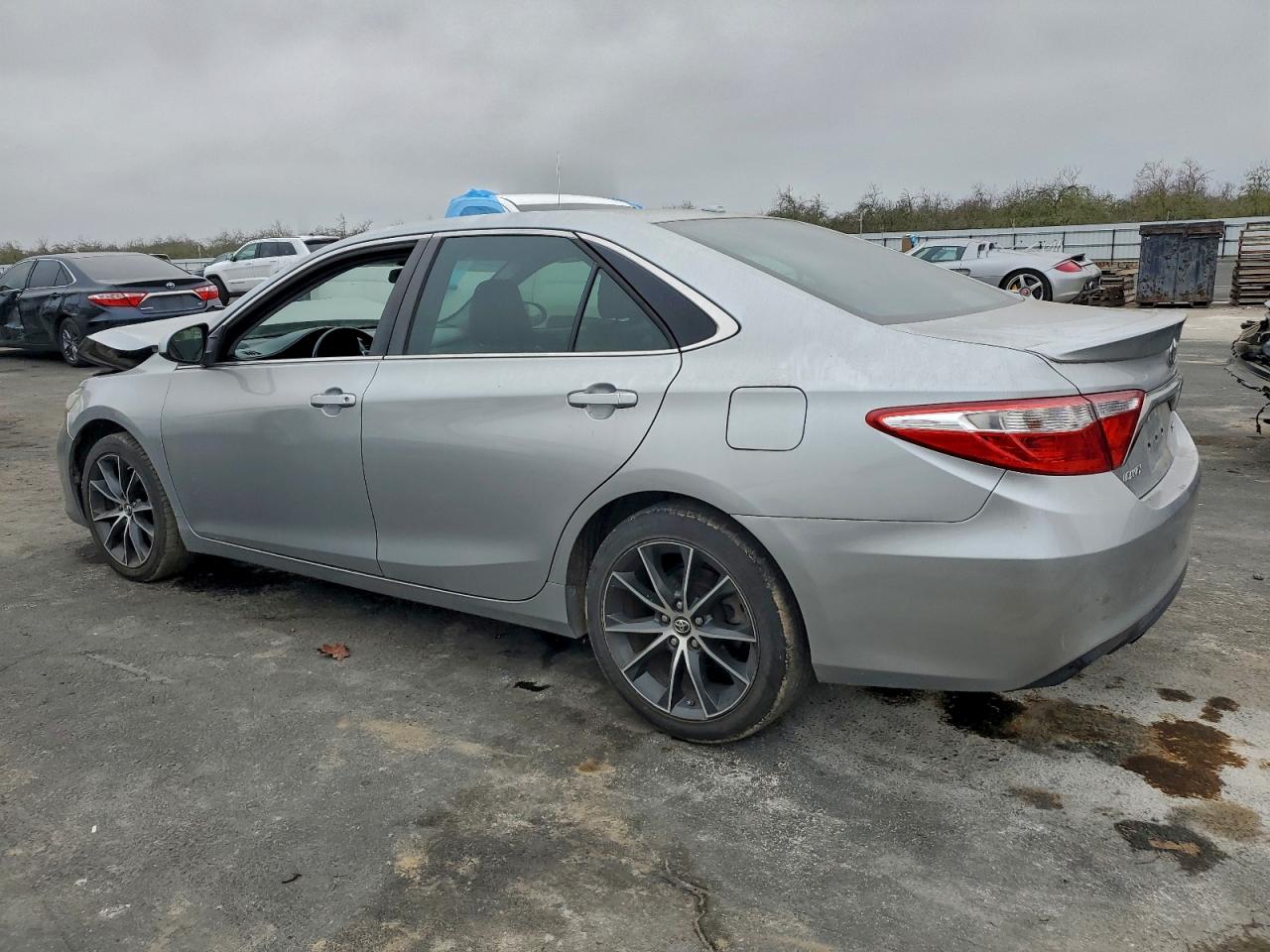 2015 TOYOTA CAMRY LE photo 2
