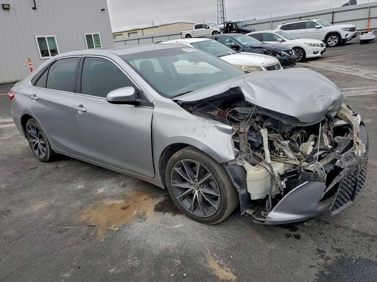 2015 TOYOTA CAMRY LE photo 4