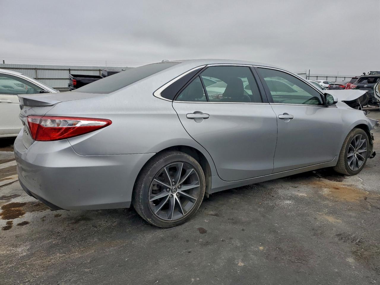 2015 TOYOTA CAMRY LE photo 3