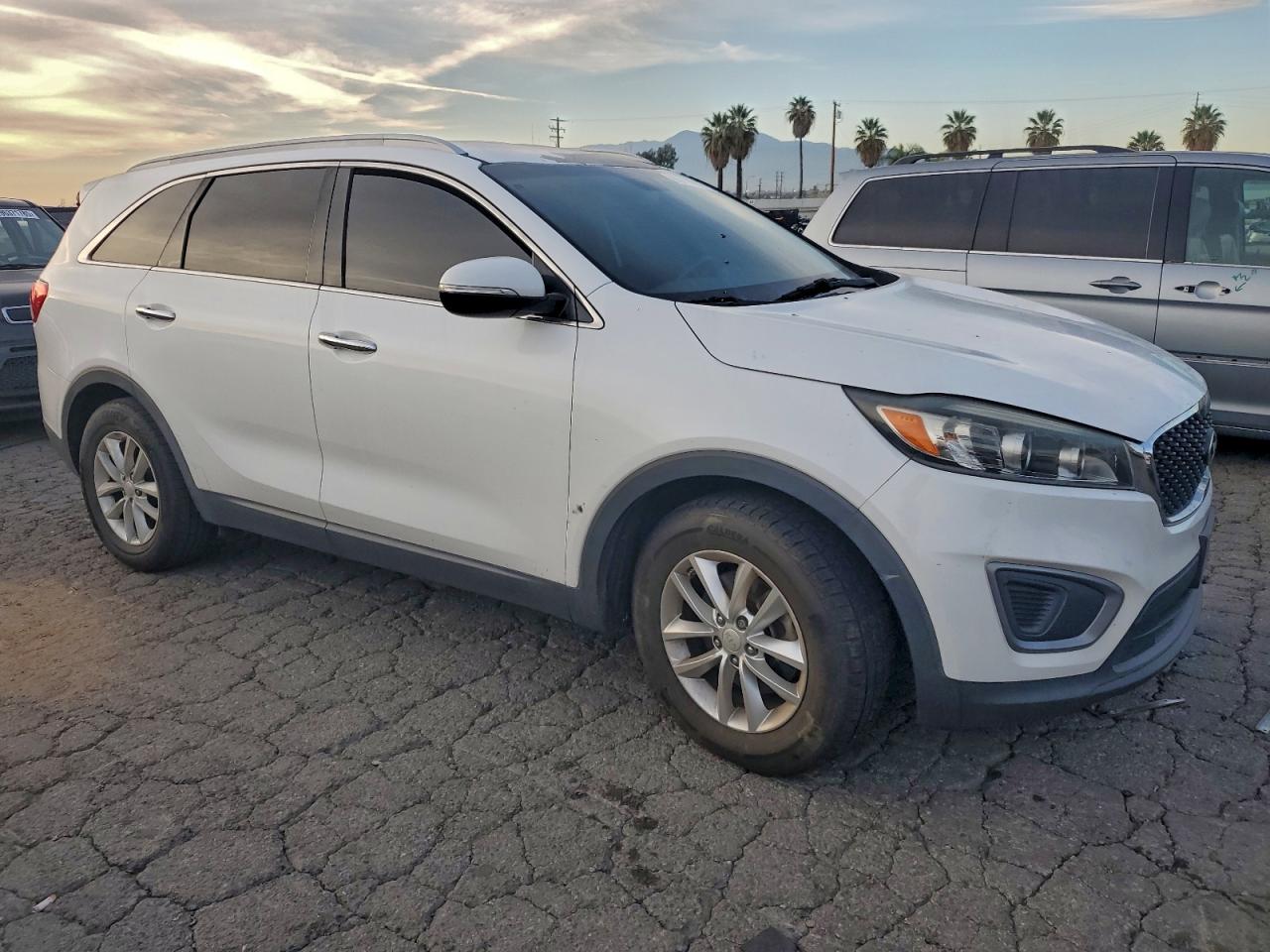 2016 KIA SORENTO LX photo 4