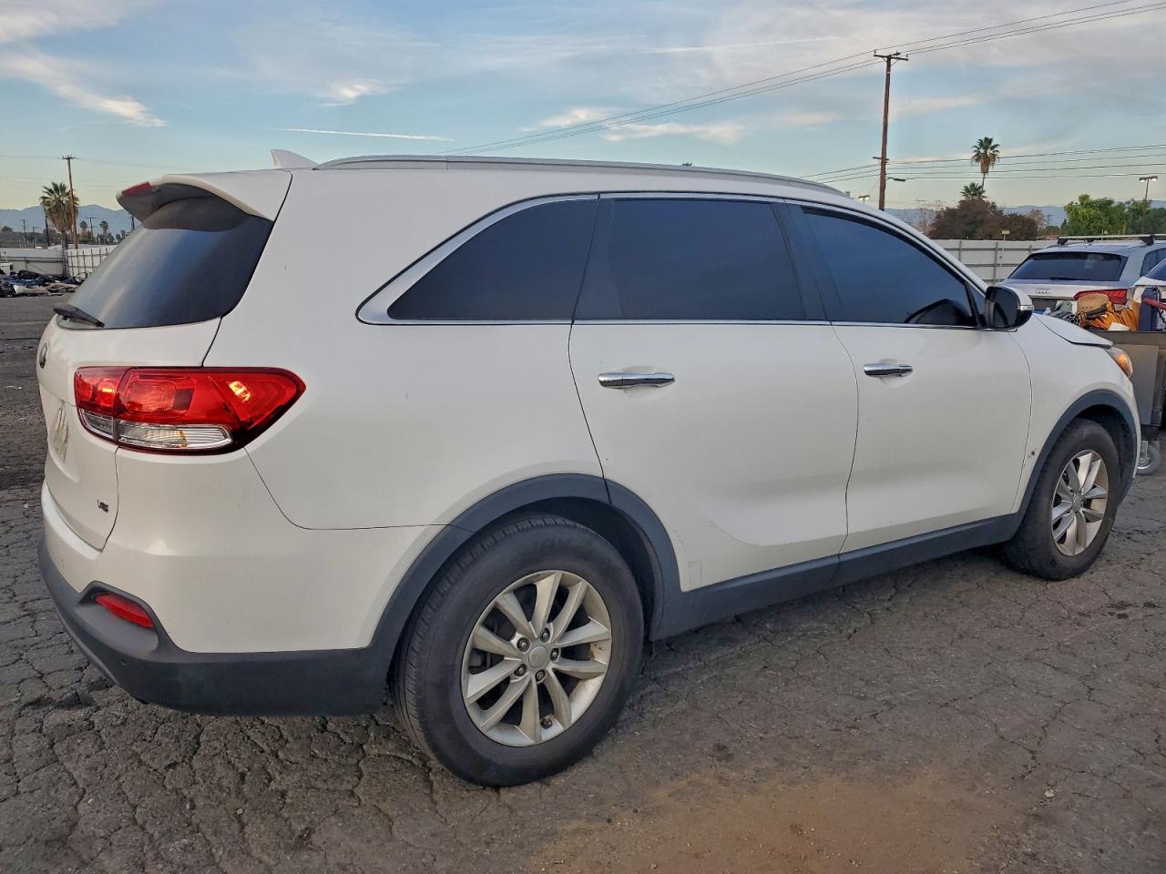 2016 KIA SORENTO LX photo 3