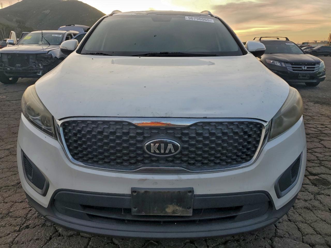 2016 KIA SORENTO LX photo 5