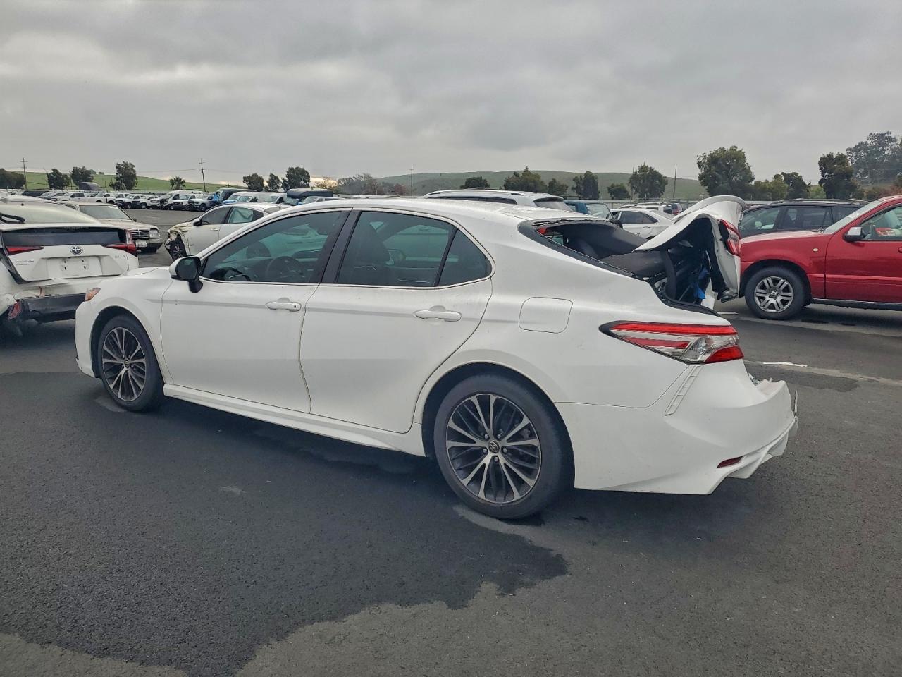 2018 TOYOTA CAMRY SE photo 2