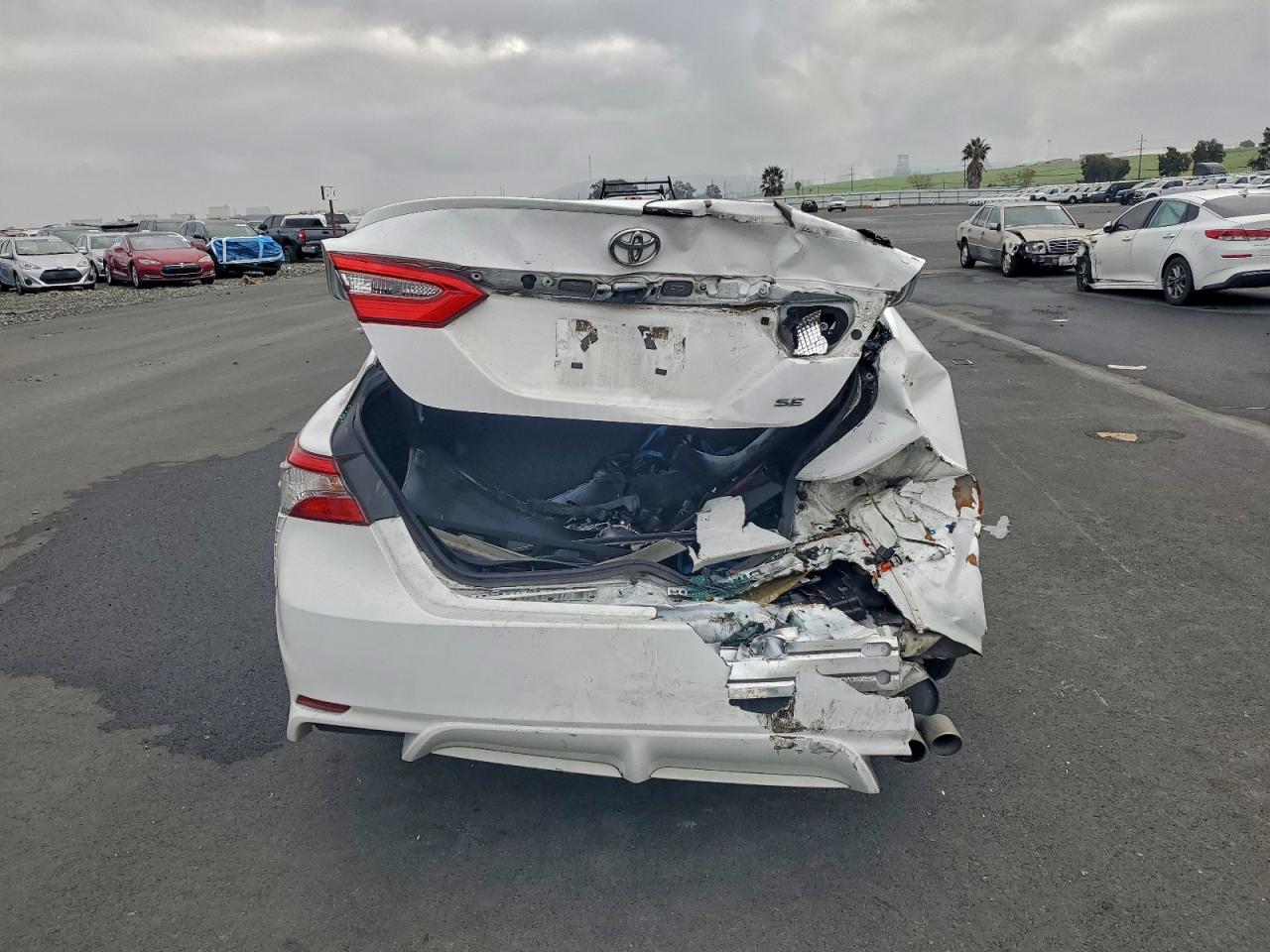 2018 TOYOTA CAMRY SE photo 6