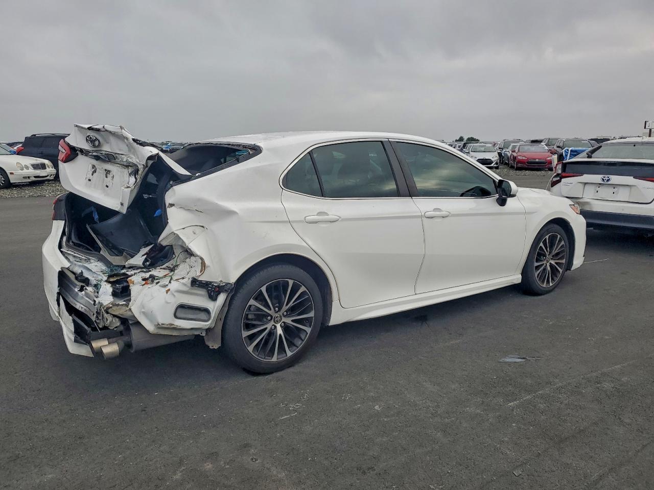 2018 TOYOTA CAMRY SE photo 3
