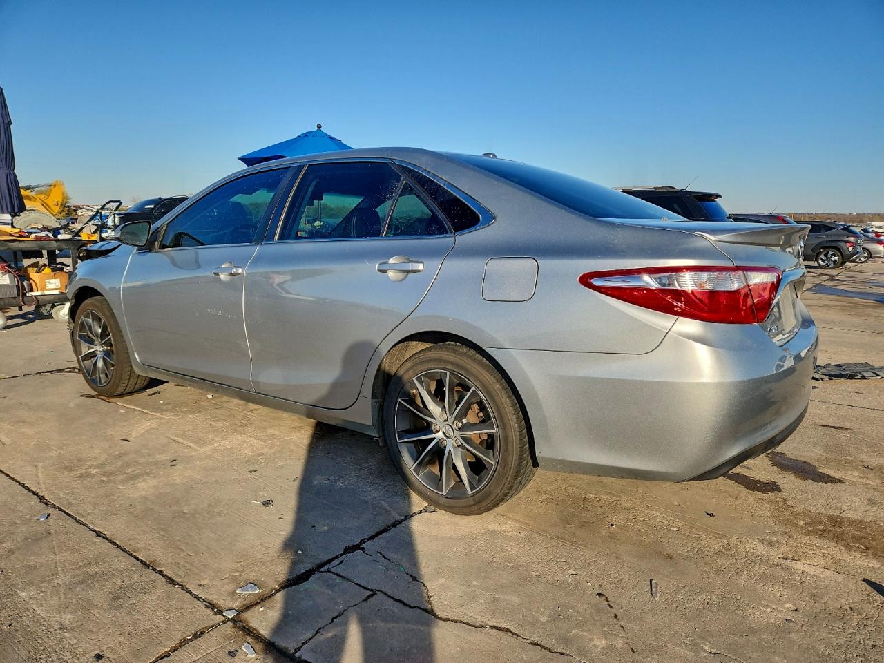2016 TOYOTA CAMRY LE photo 2